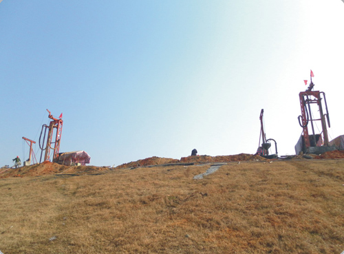 迎風飄揚的紅旗（射水造墻機緊張作業）